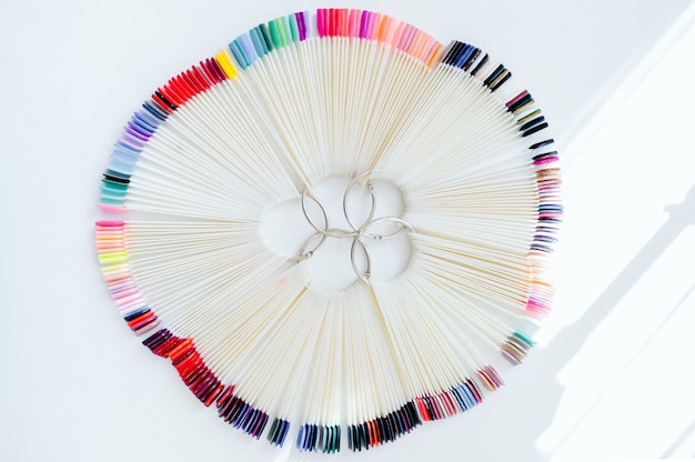 Paleta tradycyjnych nici do haftu